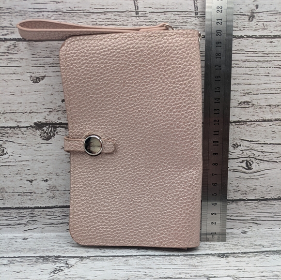 ✨Freebie✨ Wristlet - Picture 6 of 6